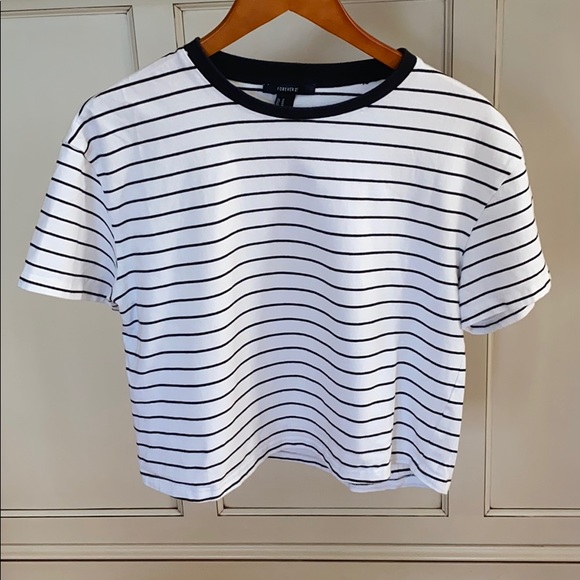 Forever 21 Tops - Boxy cropped tee